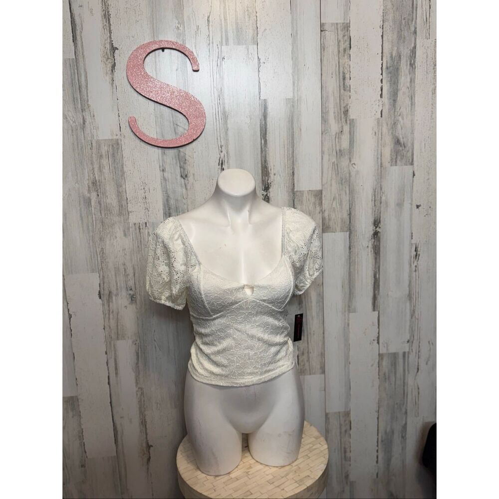 No Boundaries White Lace Puff Sleeve Top | Keyhole Front Stretchy Fitted Blouse